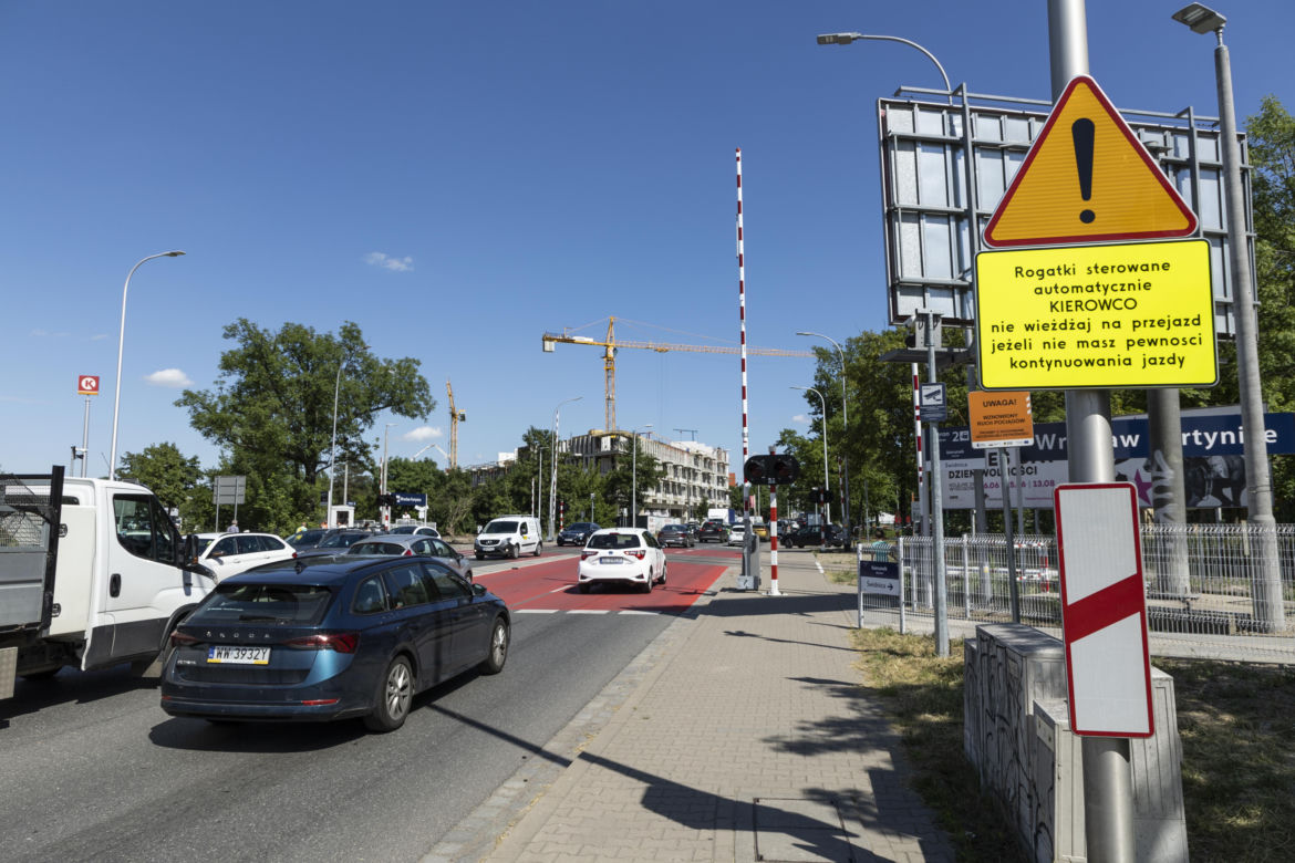 Nowe rogatki paraliżują ruch na południu Wrocławia. Kierowcy sami sobie winni?