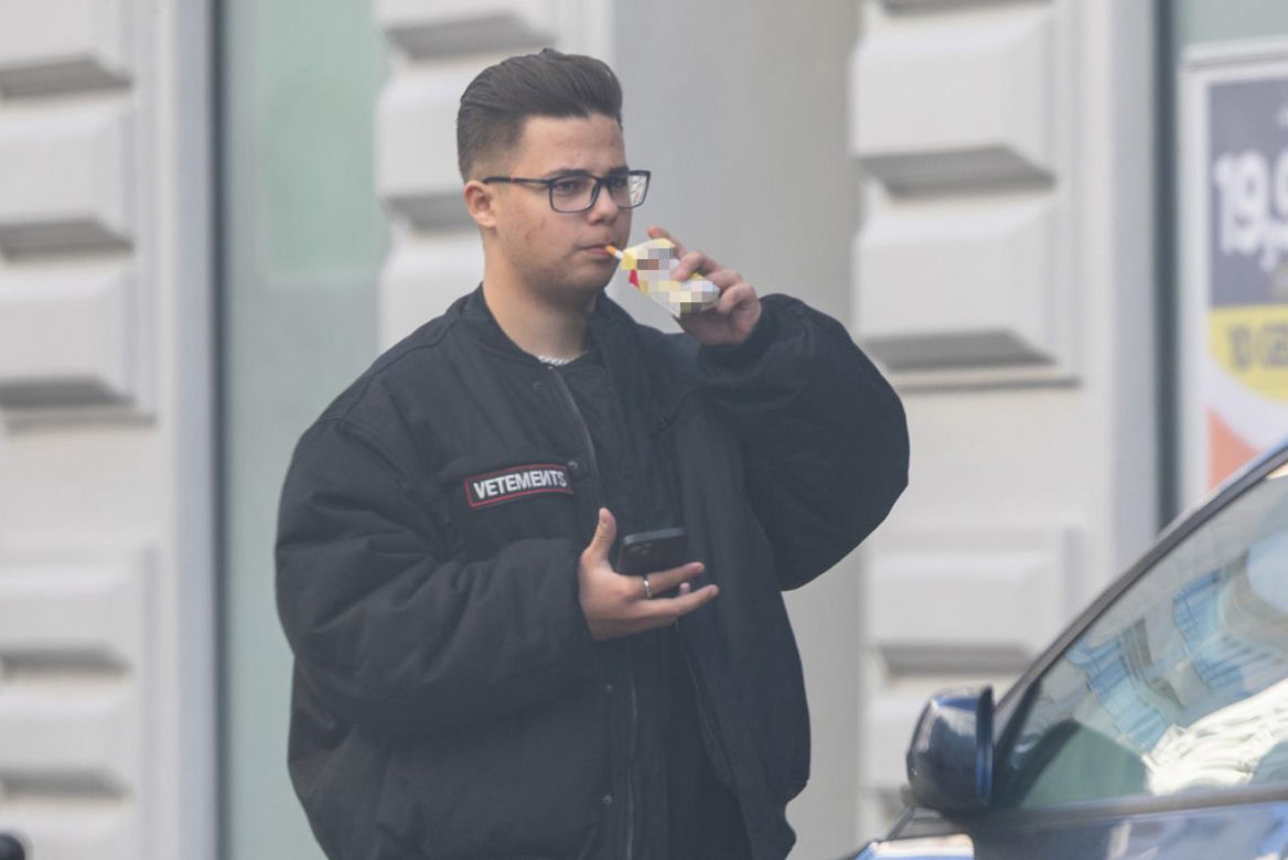 Allan pali jak smok