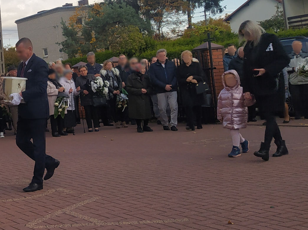 Białe róże okryły grób pięknej Wiktorii. Morze łez po śmierci 25-latki z Łochowa