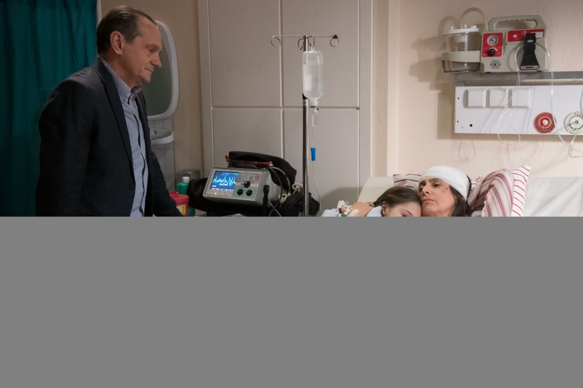 Na Wspólnej odc. 2677. Izabela (Anna Korcz) Jerzy (Wojciech Wysocki), Klementynka (Julia Kostow)
