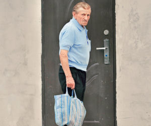 Ojciec i dziadek żyją w biedzie a ona w luksusie