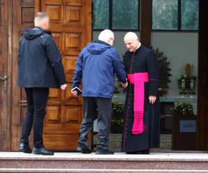 Wiosenny Lech Wałęsa na wielkanocnej mszy