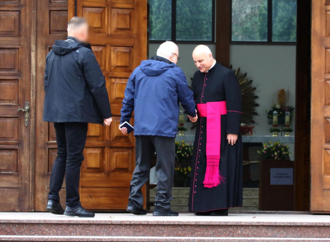 Wiosenny Lech Wałęsa na wielkanocnej mszy