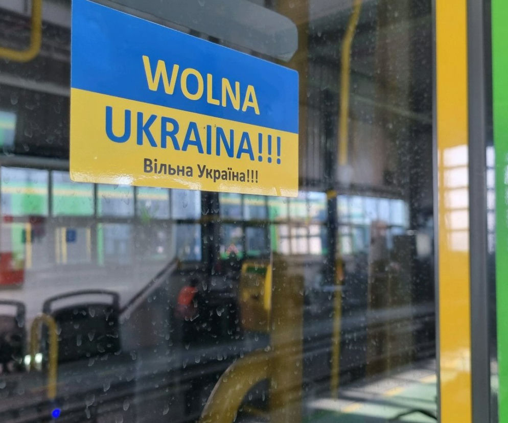 Na poznańskich autobusach i tramwajach pojawiła się naklejka Wolna Ukraina