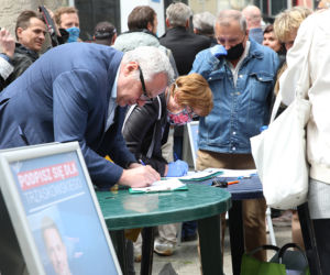 Trzaskowski rozpoczął zbiórkę podpisów w centrum Warszawy