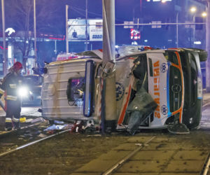 Ratując noworodka roztrzaskali się na słupie
