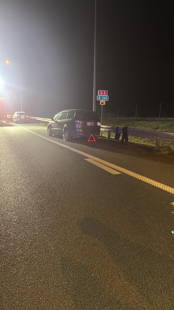 Kierowca uderzył w bariery na S5 koło Kościana. Był reanimowany