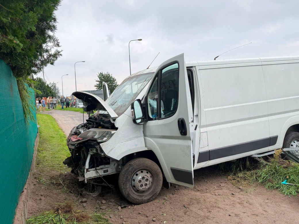 Dostawczy Citroen zjechał z ronda i uderzył w ogrodzenie. Wśród rannych dzieci!