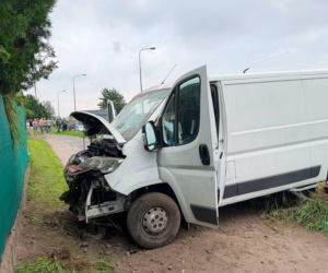 Dostawczy Citroen zjechał z ronda i uderzył w ogrodzenie. Wśród rannych dzieci!