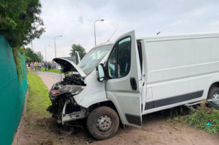 Dostawczy Citroen zjechał z ronda i uderzył w ogrodzenie. Wśród rannych dzieci!