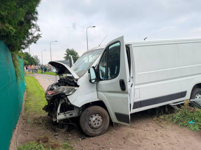 Dostawczy Citroen zjechał z ronda i uderzył w ogrodzenie. Wśród rannych dzieci!