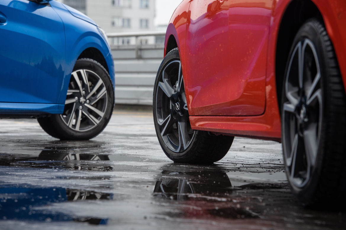 Peugeot 208 Allure vs Opel Corsa Elegance