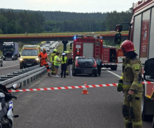 Zderzenie trzech aut na S7. Na miejsce wezwano śmigłowiec LPR