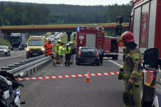 Zderzenie trzech aut na S7. Na miejsce wezwano śmigłowiec LPR