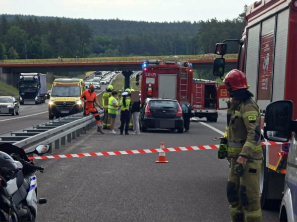 Zderzenie trzech aut na S7. Na miejsce wezwano śmigłowiec LPR