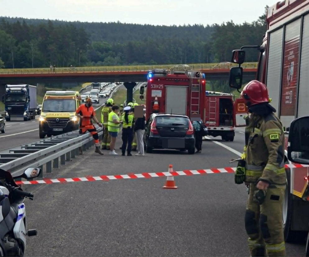 Zderzenie trzech aut na S7 pod Rychnowem. Na miejsce wezwano śmigłowiec LPR