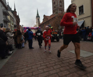23. Festiwal Biegów Świętych Mikołajów w Toruniu. Zdjęcia ze starówki