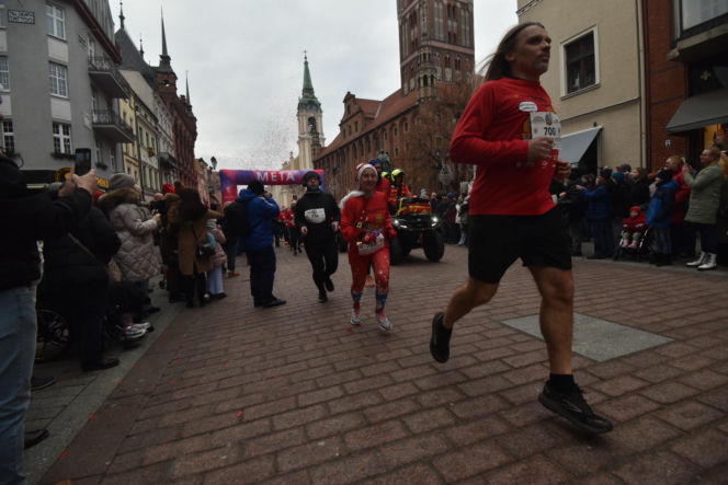 23. Festiwal Biegów Świętych Mikołajów w Toruniu. Zdjęcia ze starówki