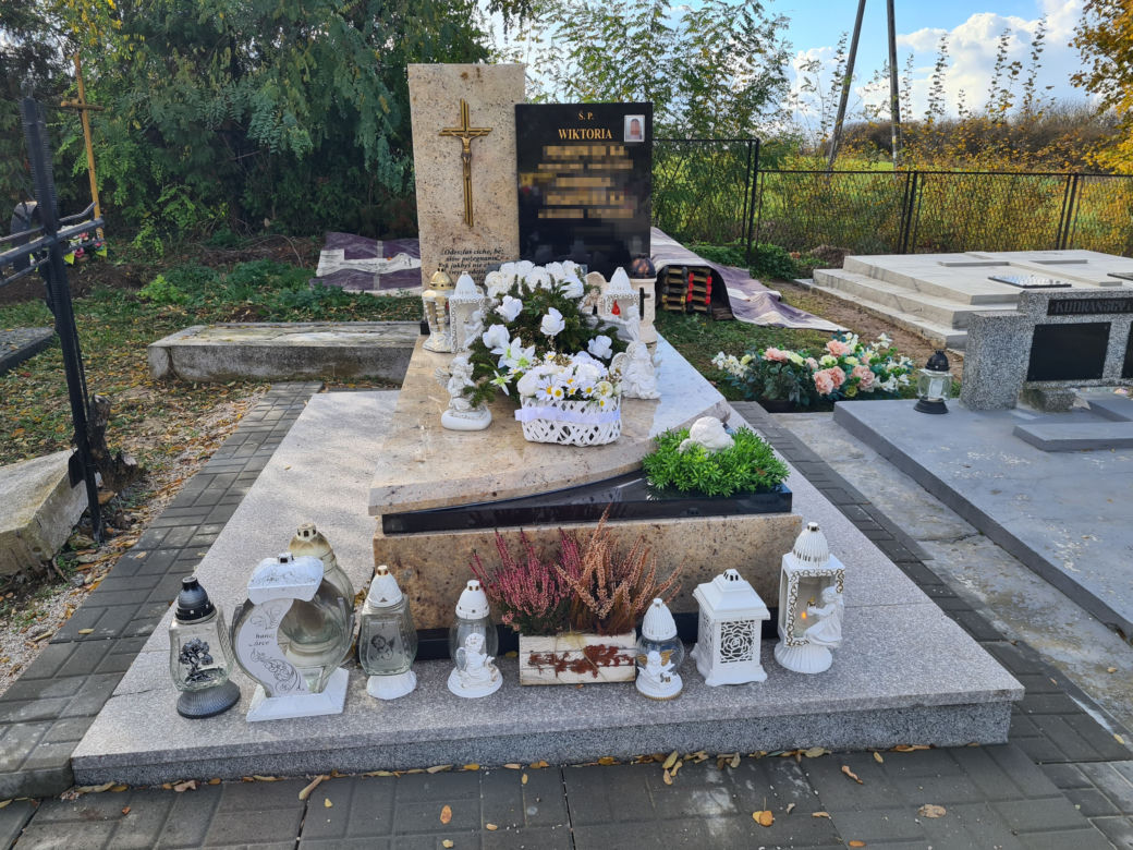 Para narzeczonych zmarła w Holandii. Napisy na grobach Wiktorii i Konrada sprawiają, że pęka serce 