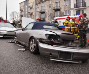 Roztrzaskał sportowe auto na latarni! Ogromny wypadek na Grochowie