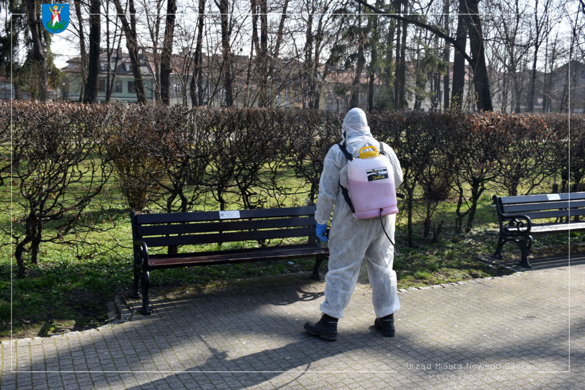 Białe kombinezony i Virkon. Tak w Nowym Sączu walczą z epidemią koronawirusa! 