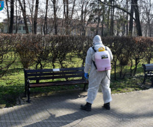 Białe kombinezony i Virkon. Tak w Nowym Sączu walczą z epidemią koronawirusa! 