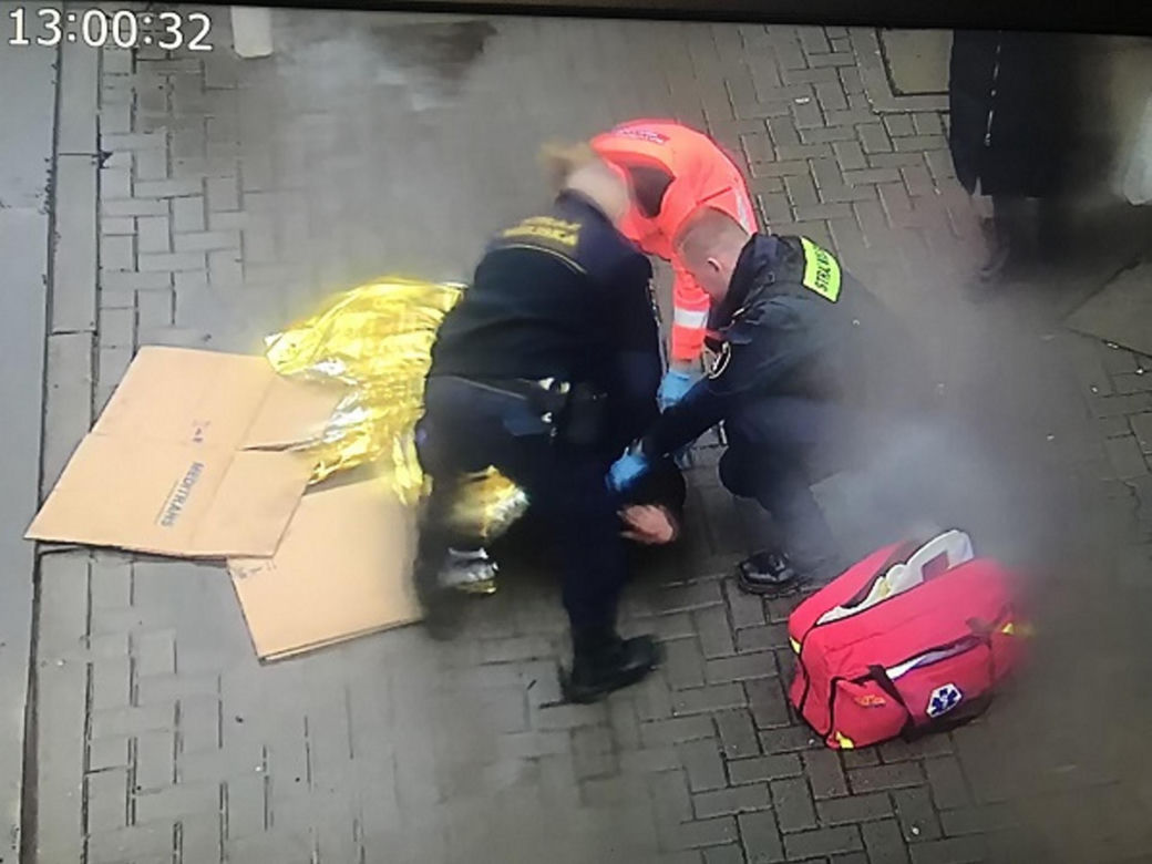 Wstrząsający wypadek tuż przed świętami. 25-latek poślizgnął się wypadł z okna! 