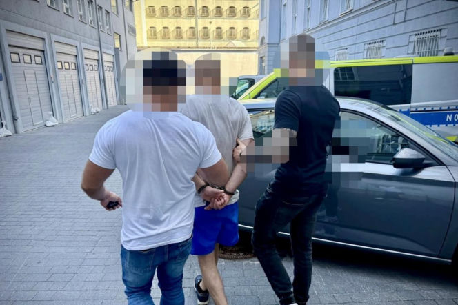 Dwaj policjanci prowadzą skutego mężczyznę do radiowozu. O zatrzymaniu w Gdańsku przeczytasz na Eska Trójmiasto.