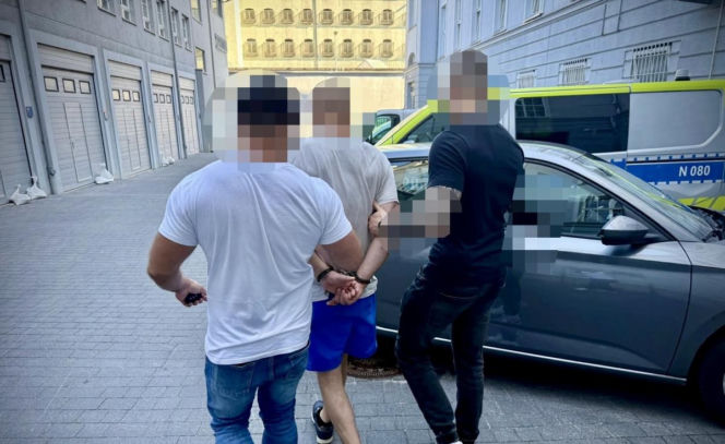 Uderzył pracownika ochrony siatką z butelką. Po zatrzymaniu wyszło na jaw coś jeszcze