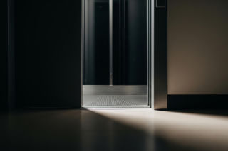 Wypadek windy w Krakowie. Co stało się z 83-letnią pasażerką?