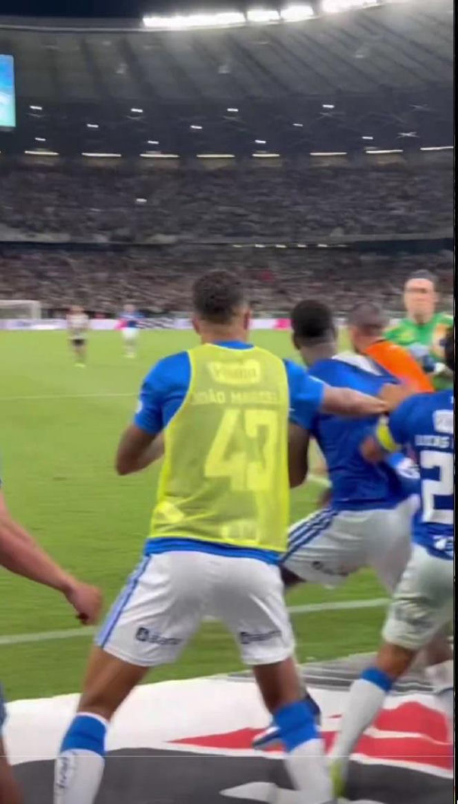 Burdy na meczu Cruzeiro - Atletico Mineiro