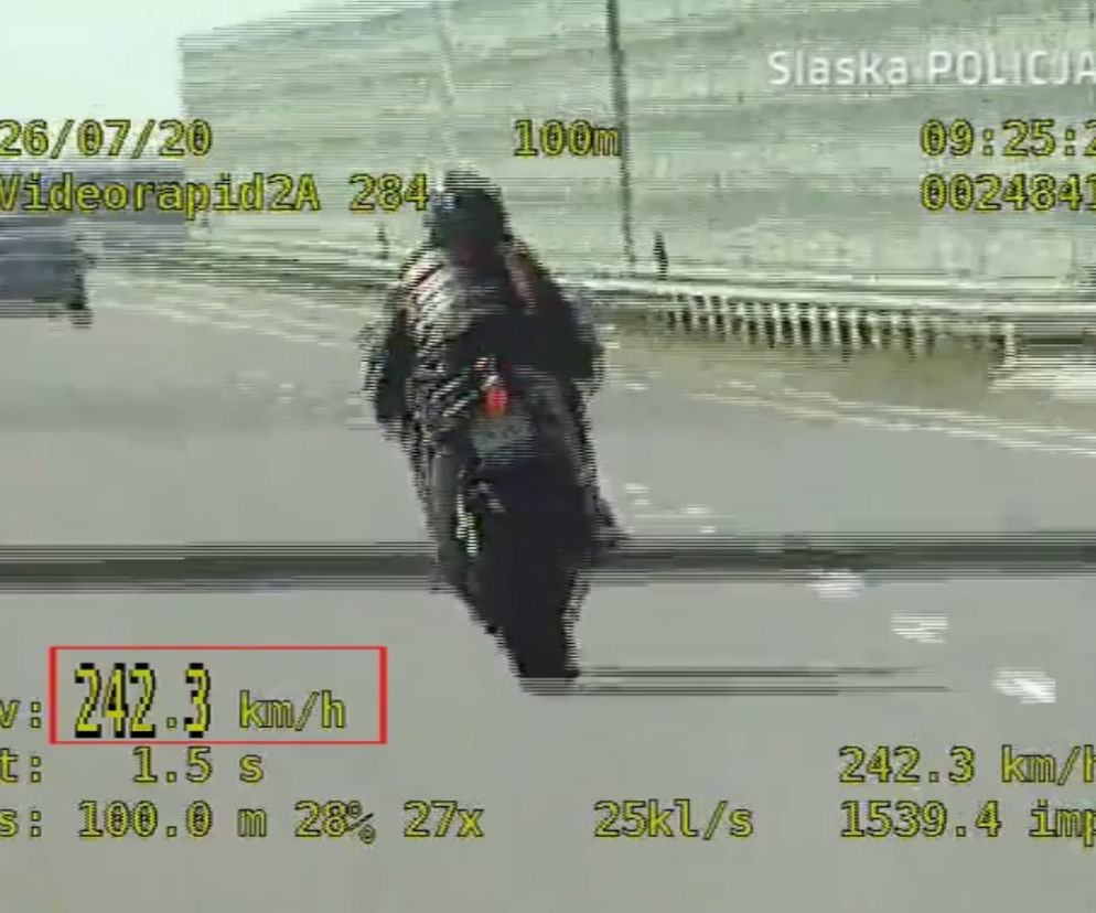 Tak szybko jechał na motocyklu, że nie słyszał nawet sygnałów jadacego za nim radiowozu [WIDEO]
