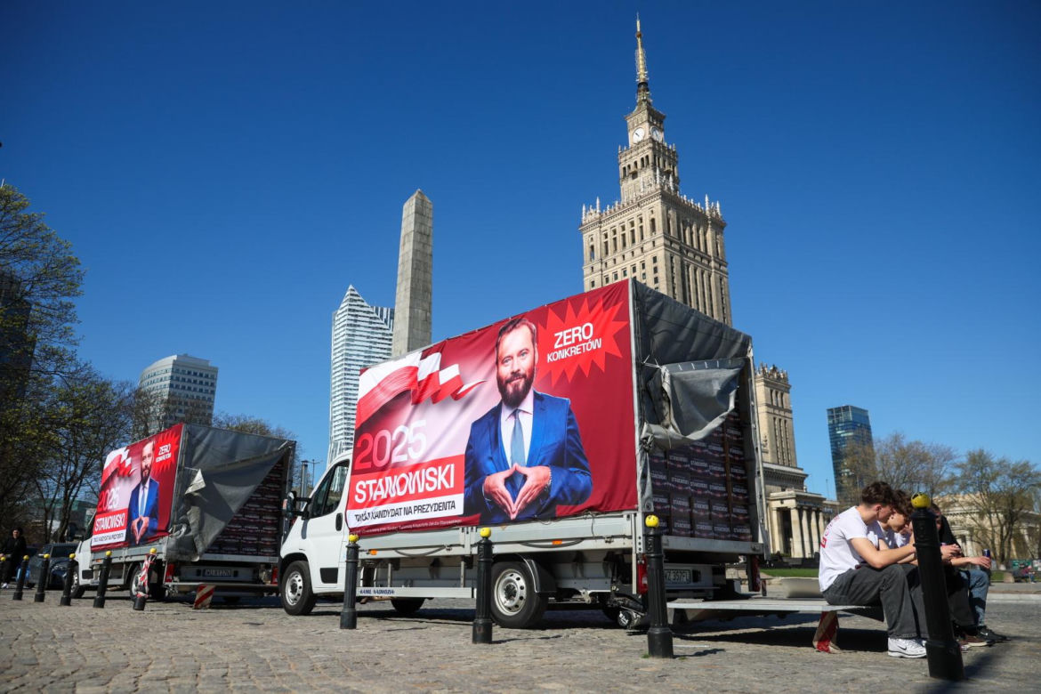 Krzysztof Stanowski składa podpisy pod swoją kandydaturą do PKW Warszawa, 04.04.2025