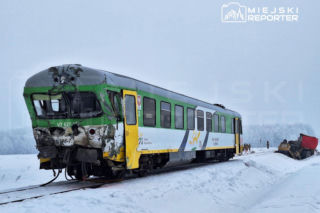 Pociąg zmiażdżył koparkę na Mazowszu. Jedna osoba nie żyje. Siła uderzenia była ogromna!