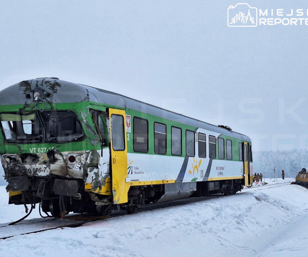 Pociąg zmiażdżył koparkę na Mazowszu.  Siła uderzenia była ogromna!
