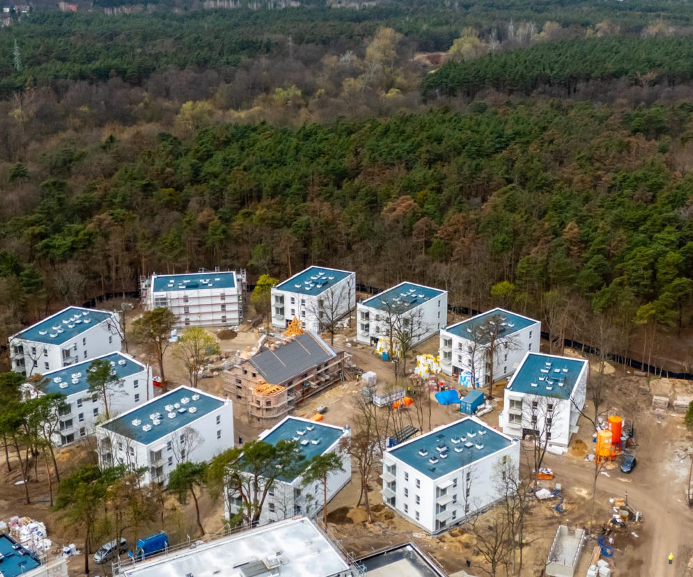 Zabytkowy Dwór Bojarów w Otwocku otoczony blokami. Zaraz spuszczą mu łomot” 