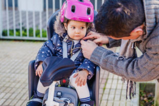 Decathlon wycofuje fotelik rowerowy. Jego elementy mogą być niebezpieczne. „Może doprowadzić do uduszenia się dziecka”