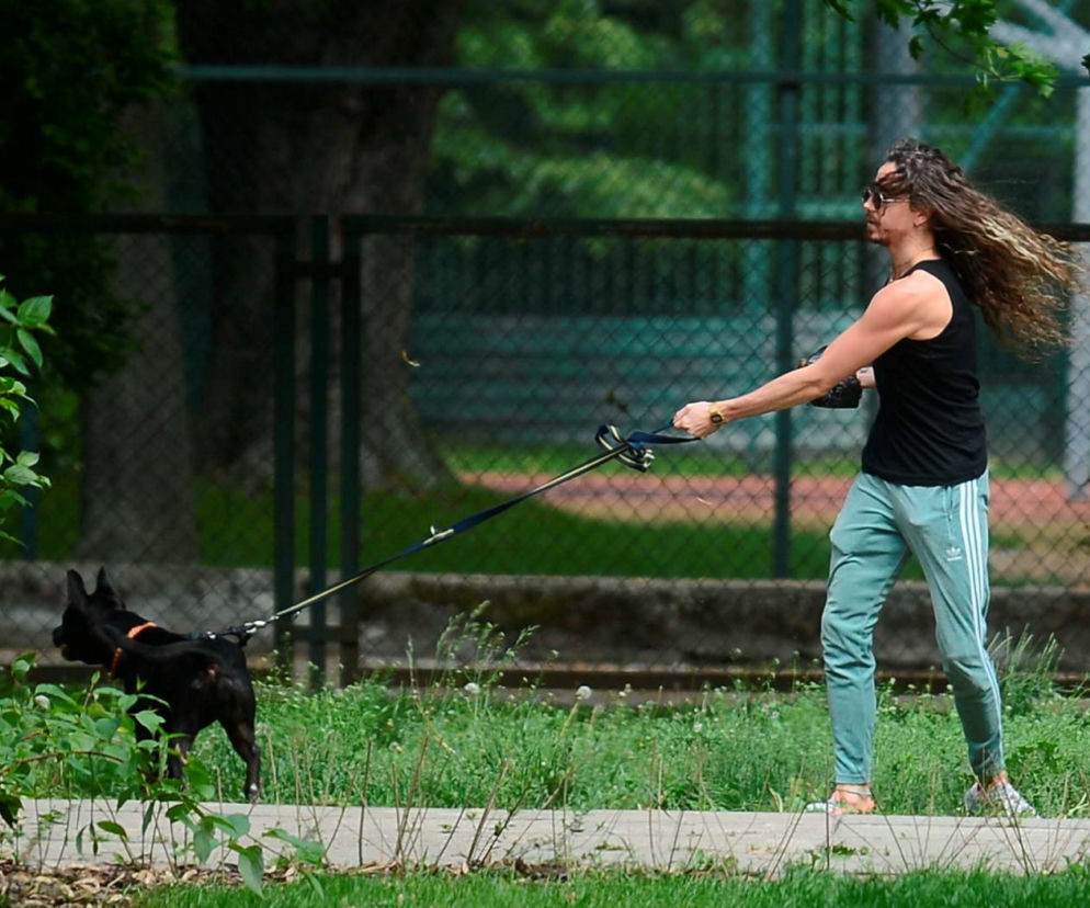 Michał Szpak na spacerze ze swoim adoptowanym kundelkiem