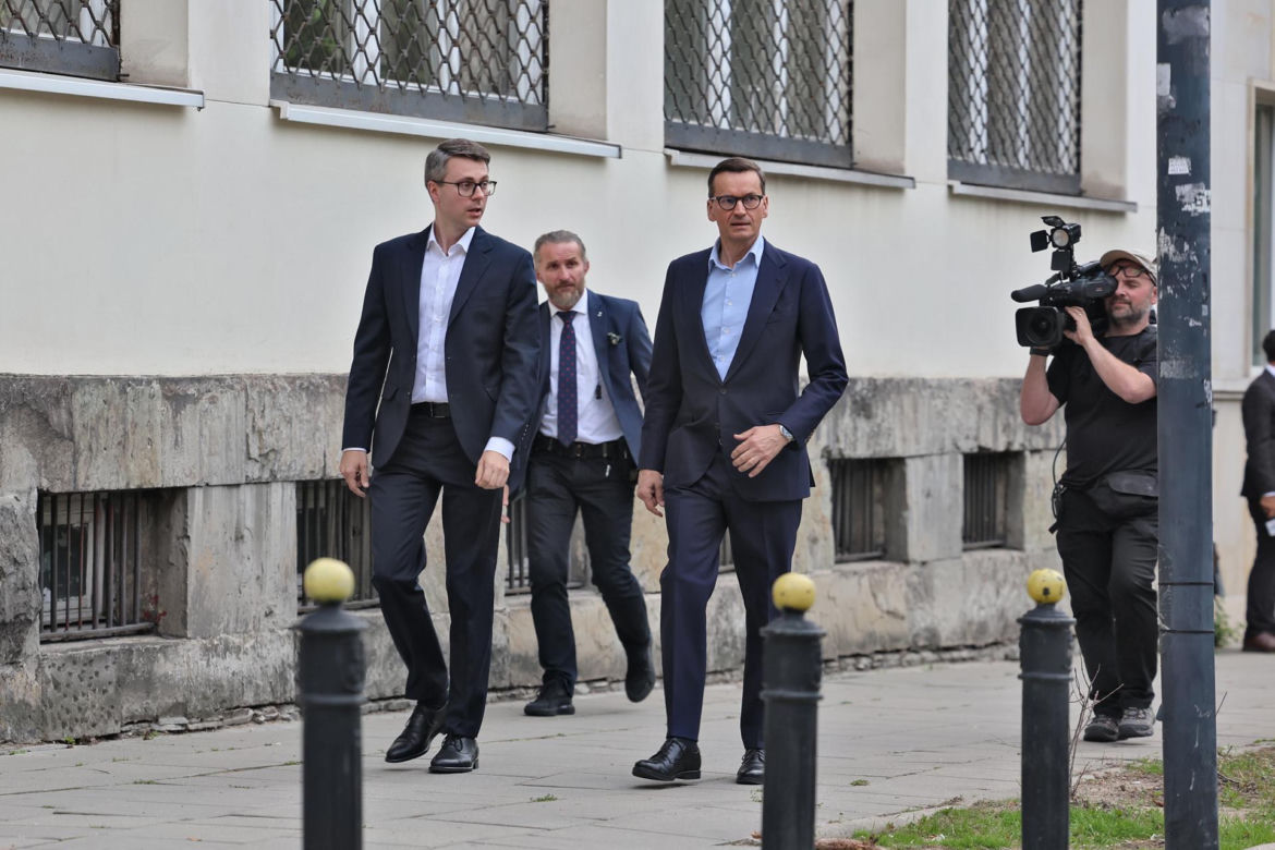 Zamiast na Nowogrodzkiej, Morawiecki i jego stronnicy spotkali się przy Konopnickiej. Były cukierki dla dziennikarzy