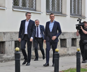 Zamiast na Nowogrodzkiej, Morawiecki i jego stronnicy spotkali się przy Konopnickiej. Były cukierki dla dziennikarzy