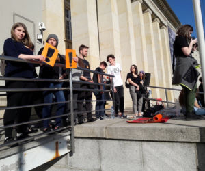 Uczniowie protestują przed kuratorium