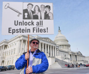 Opublikowano kolejną partię zdjęć z akt Epsteina wśród nich Bill Clinton i Michael Jackson