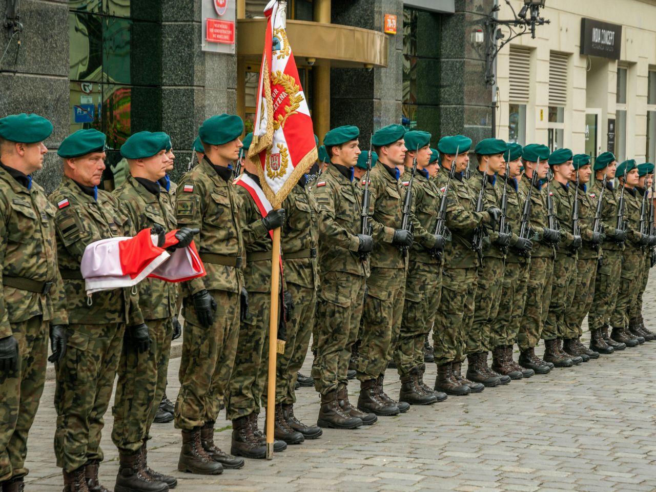 Czy Polska powinna przystąpić do programu SAFE? Polacy wyrazili swoje zdanie
