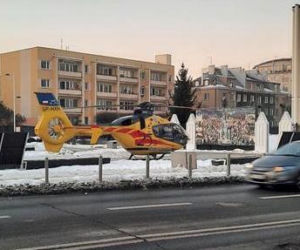 Śmigłowiec ratunkowy na placu Szembeka! Zderzenie samochodów, jeden z nich uderzył w kobietę i dziecko