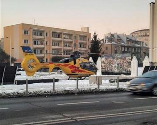 Śmigłowiec ratunkowy na placu Szembeka! Zderzenie samochodów, jeden z nich uderzył w kobietę i dziecko