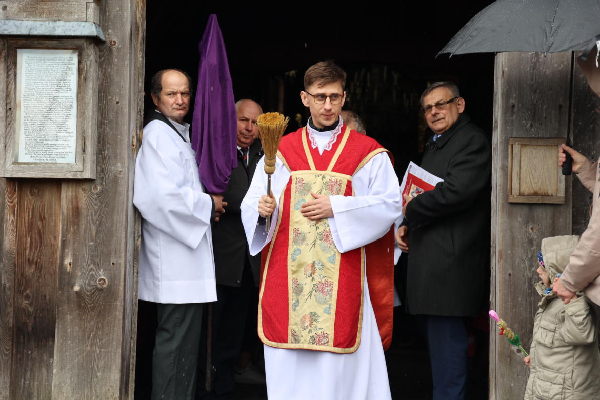 Niedziela Palmowa w lubelskim skansenie. Wokół kościoła z Matczyna przeszła procesja