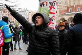 „Heilował” na krakowskim rynku. Policja szuka sprawcy [ZDJĘCIE]