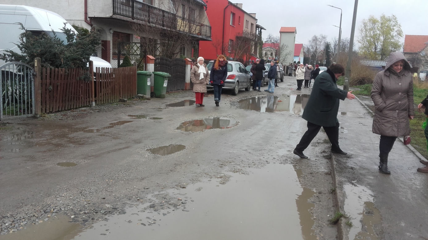 Kiedy spadnie deszcz, mieszkańcy ulicy toną w błocie
