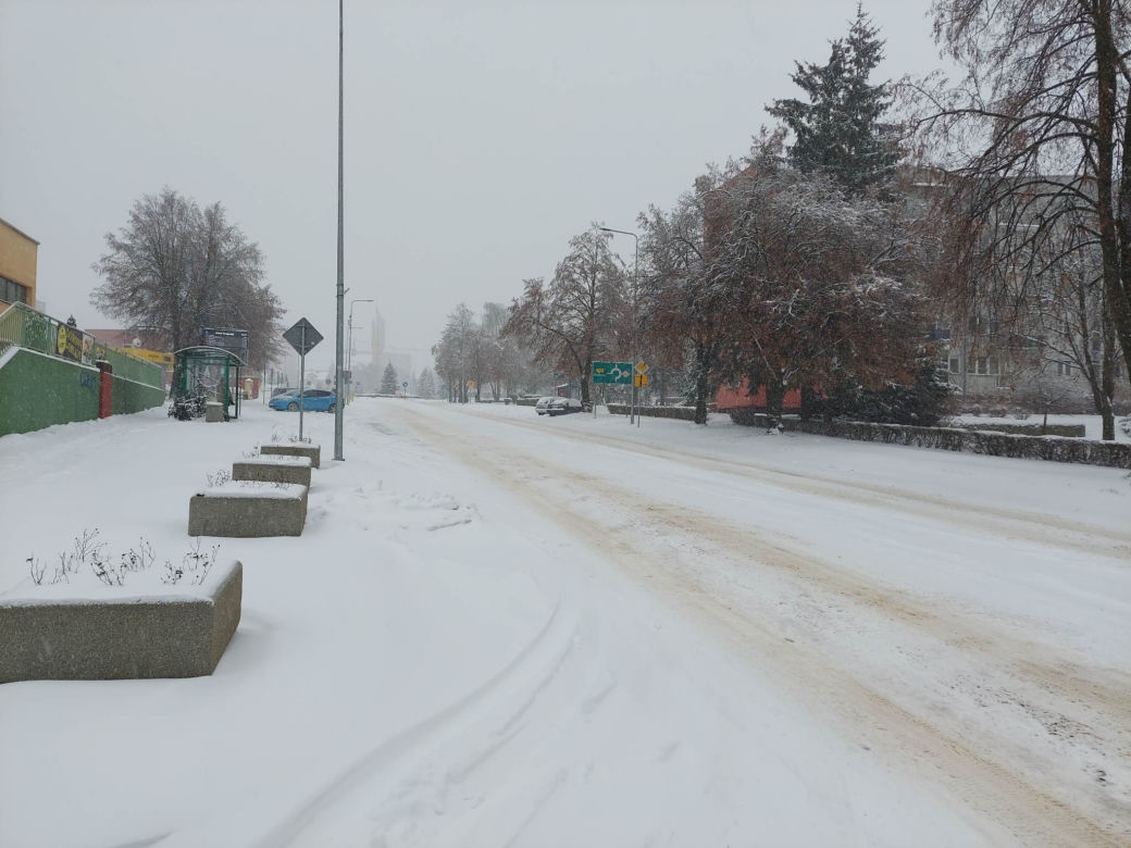Starachowice pod śniegiem, na drogach trudne warunki do jazdy