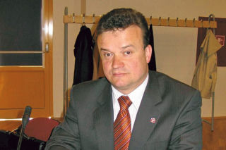 Radny z Łomianek nie przychodzi na sesje, bo ma alergię na burmistrza. Ale nie na kasę